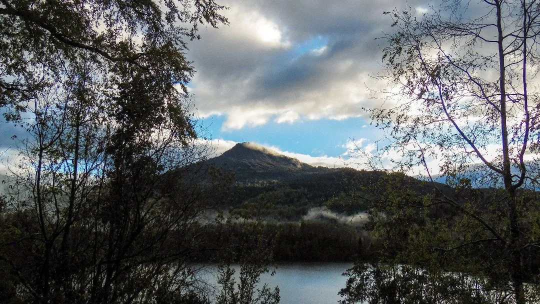Río Nilahue en su curso dinámico a través de Riñinahue, Cuenca del Lago Ranco