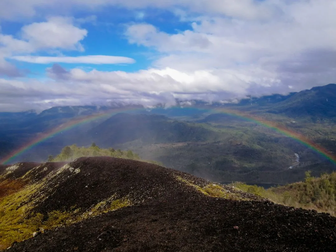Paisaje cordillerano del recorrido Fuego y Agua en Riñinahue